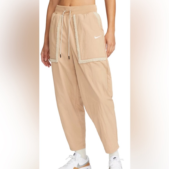 Nike Pants - Nike Women's
Sportswear Essential
Woven High Rise Pants size small